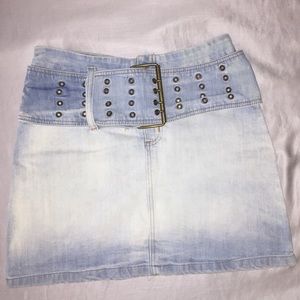 NWOT Bebe light wash belted skirt, XS